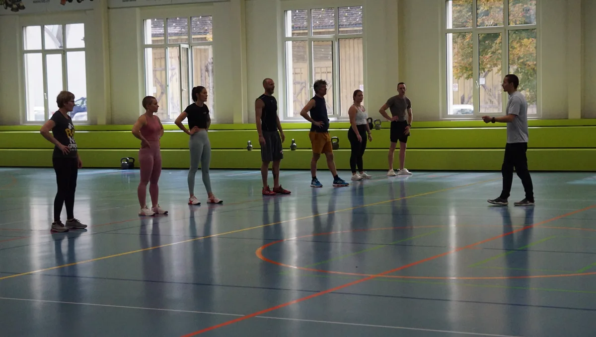 Teilnehmer stehen in einer Reihe und Lim erklärt. 